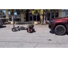 Луис Гомез ехал на велике по Ки-Уэсту.